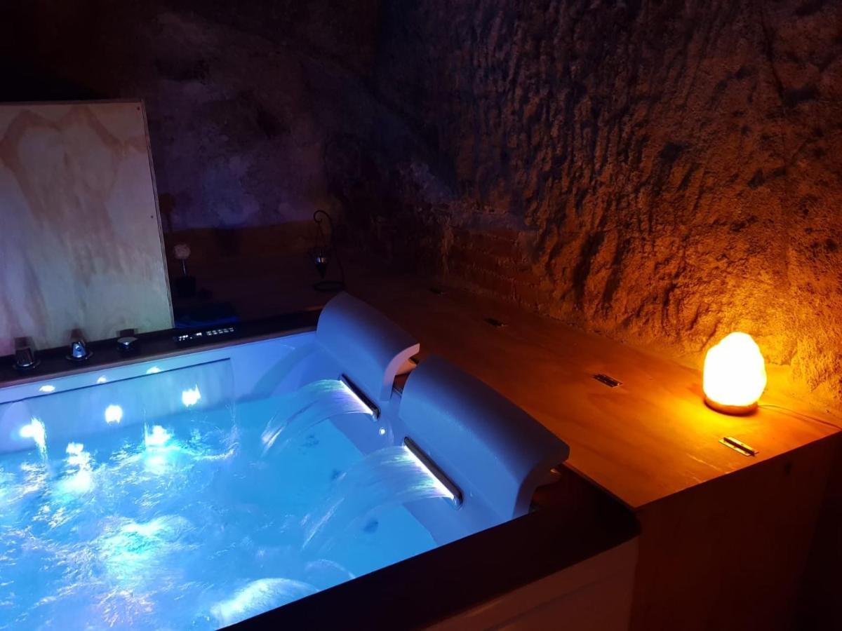 Вилла La Grotta Nel Borgo Роккастрада Экстерьер фото